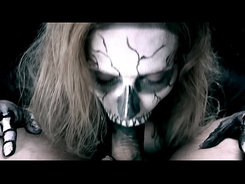 ❤️ Demon nga babaye nga nagsuso sa manok uban sa iyang itom nga baba ug gilamoy cum. ❤❌ super sex sa amon